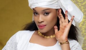 (3) Photos – Ndeye Ndack Touré éblouit en tenue traditionnelle africaine