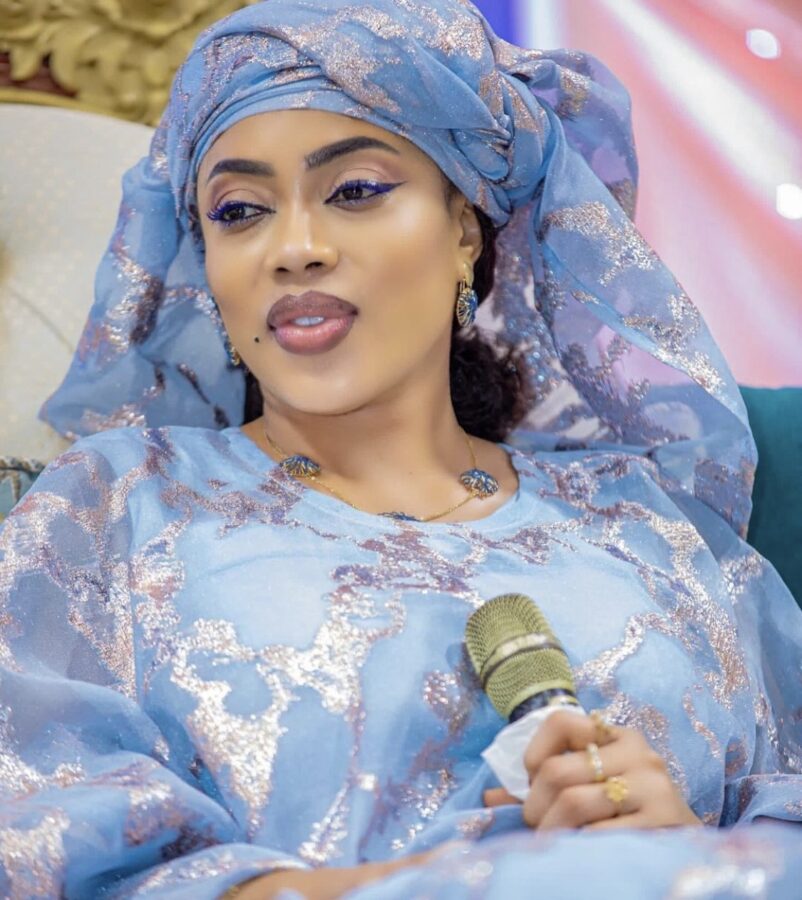 (3) Photos : Sokhna Aida Diallo, radieuse en tenue traditionnelle africaine