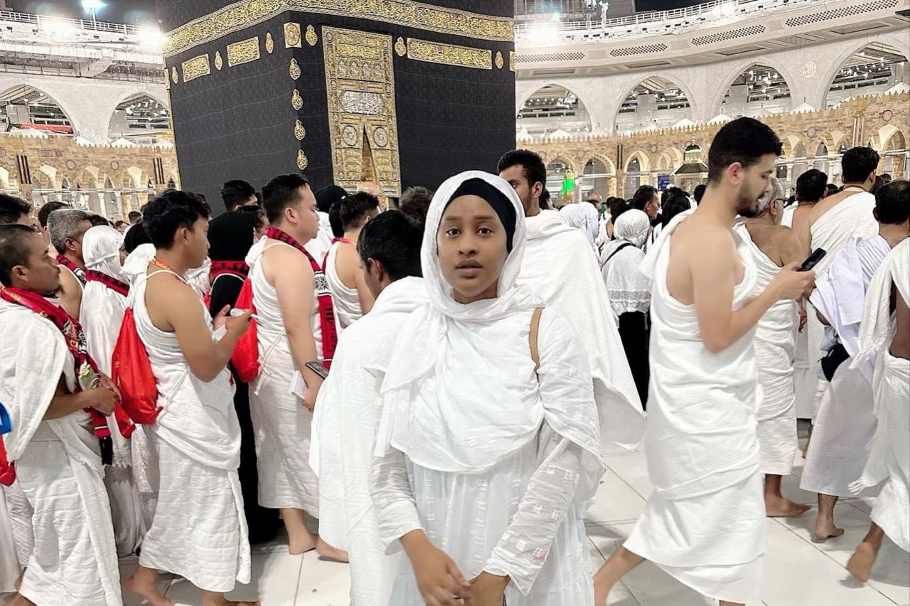 (Photos)- Esther Ndiaye s’affiche pieuse devant la Kaaba