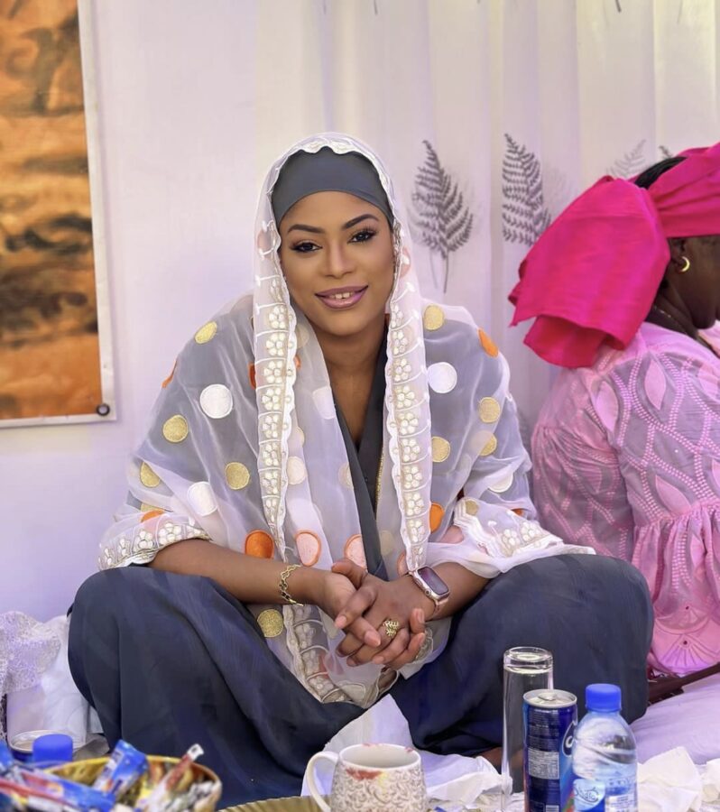 (4) Photos : Fanta Samira illumine le Grand Magal avec sa beauté