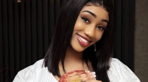 (4) Photos – La sublime Binta fait sensation en tenue traditionnelle africaine