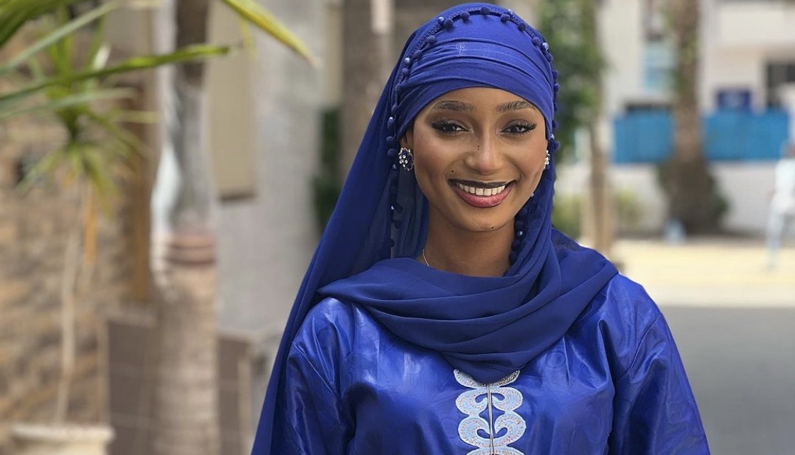 (4) Photos – L&rsquo;éblouissante Fah Aidara, actrice et influenceuse, brille en mode Jummah Moubarak