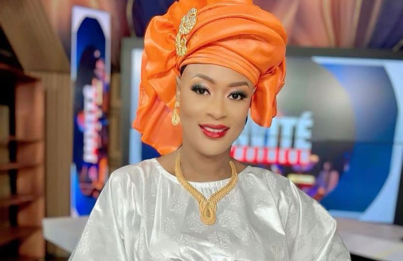 (Photos)- En mode ndanane, Titi la lionne réconcilie le blanc et l’orange