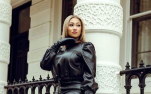Hajia4Reall, la chanteuse ghanéenne, annonce un retour malgré des accusations de fraude en Angleterre