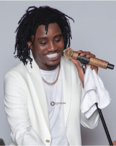 (06 photos) : Wally Seck, le golden boy craquant en total white