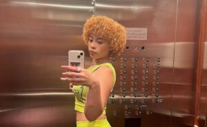 Ice Spice, la nouvelle reine du Hip Hop, créée la surprise aux VMA et s&rsquo;émerveille de ses propres courbes