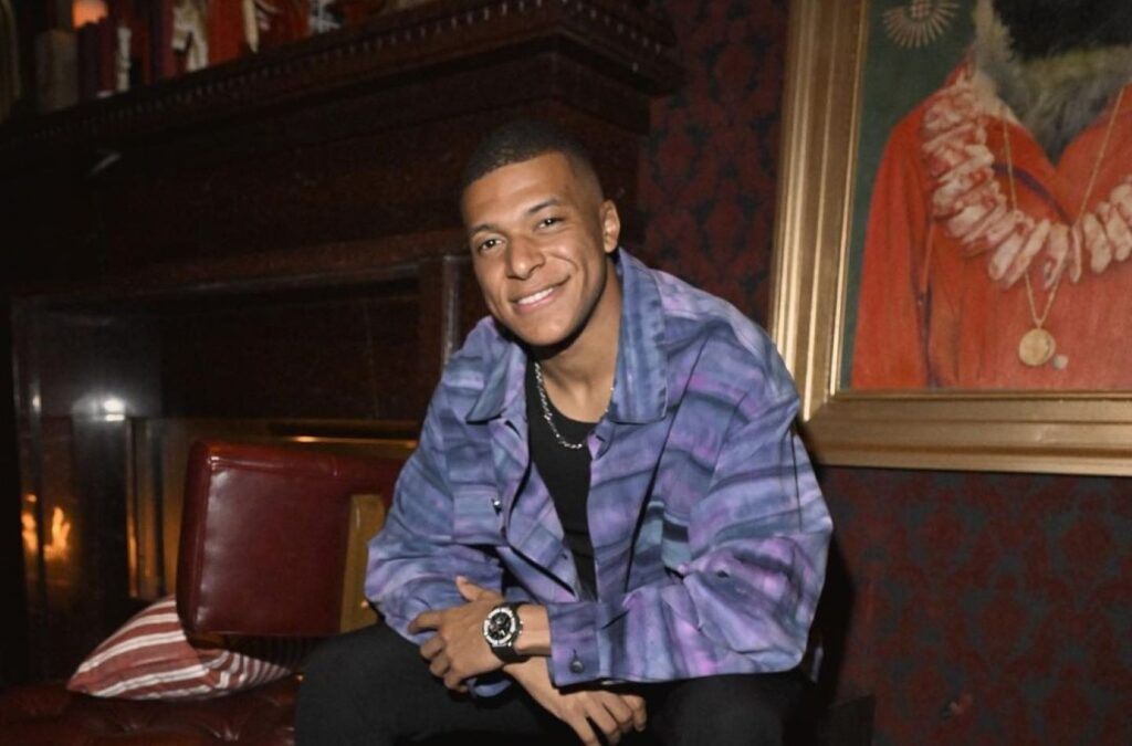 Kylian Mbappé, superstar du PSG, dévoile son admiration pour l&rsquo;artiste nigérian Burna Boy