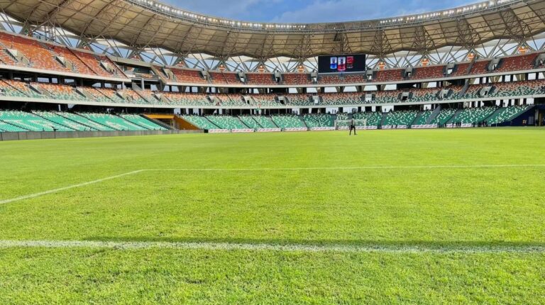 Le stade Ebimpé en Côte d’Ivoire inondé : Pluie de moqueries sur Canal+ Sport
