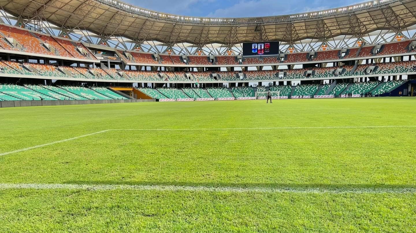 Le stade Ebimpé en Côte d’Ivoire inondé : Pluie de moqueries sur Canal+ Sport