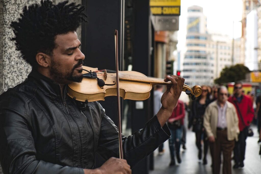 Nigéria : Un jeune violoniste bouleverse les codes musicaux et enflamme la toile
