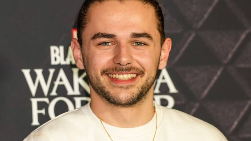 Photo : Julien Canaby, candidat de la Star Academy, officialise son couple