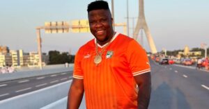Scandale au Stade Ebimpé : Le blogueur ivoirien Apoutchou National accuse l&rsquo;état du stade de ruiner ses chaussures de luxe