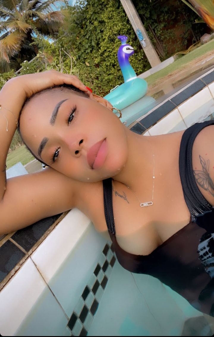 Arrêt sur image : Dayali, l&rsquo;épouse de Dioufy profite la piscine en beauté