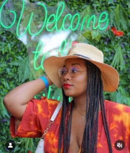 (05 photos) : Stylée en jean et crop top, le look de Malika fait des ravages sur la toile