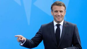 Vidéo: Emmanuel Macron surprend par son attitude décontractée lors d&rsquo;une interview