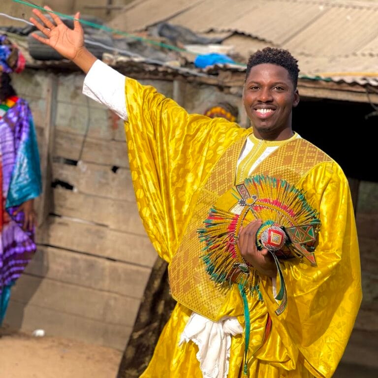 (Vidéo) : Le chanteur Kane Diallo ramasse 10 millions dans un hôtel. Découvrez ce qu’il a fait de cet argent