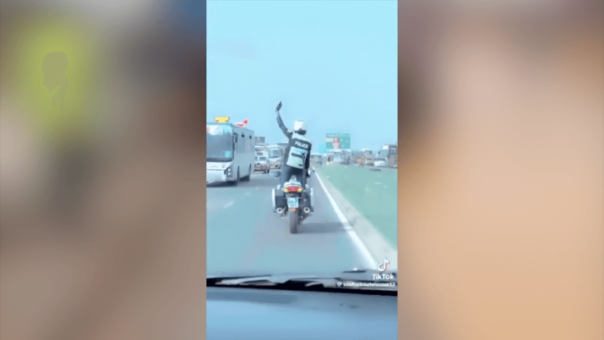 Le motard de la police qui escortait un jeune vendeur de téléphones sanctionné 