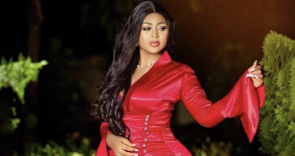 (3) Photos : Regina Daniels, l&rsquo;éblouissante star nigériane, éclatante en robe rouge