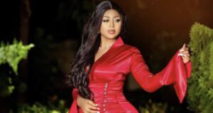(3) Photos : Regina Daniels, l&rsquo;éblouissante star nigériane, éclatante en robe rouge