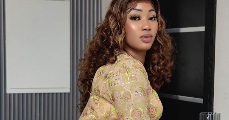 (4) Photos: Ndeye Diarra, l&rsquo;actrice radieuse, éblouit en tenue traditionnelle