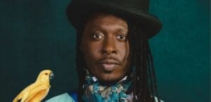 Faada Freddy: Le chanteur élevé au rang de Chevalier de l’ordre des arts et des lettres en France.
