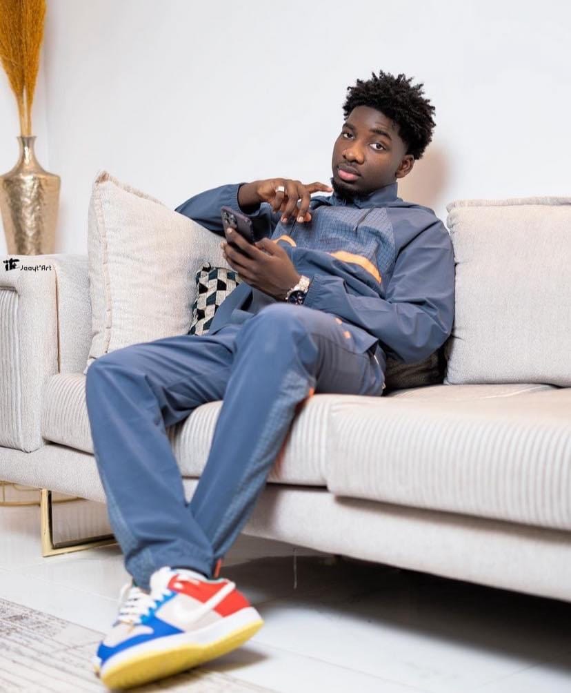 (Photos)- Vj, un chanteur au style casual