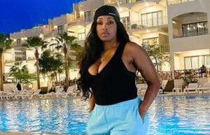En body noir et short bleu ciel, Abidemi Awotale dompte son public. Regardez!