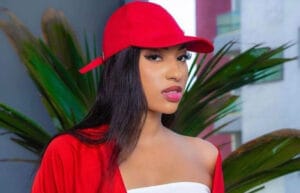 Amy Léa, époustouflante en chemise rouge ouverte et nouée autour de la taille (Photos)