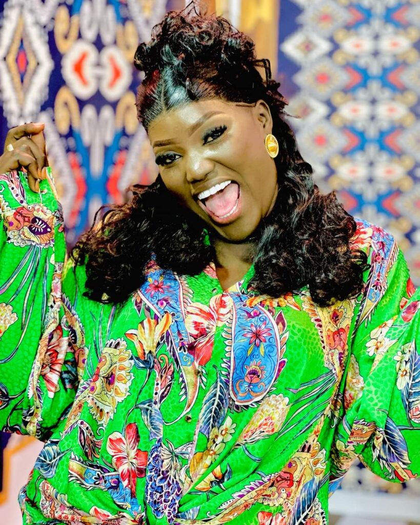 Beauté divine : Mamy Cobra dans une tenue étincelante