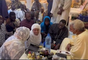 (Vidéo) : Zeyna Ndour rend visite à Serigne Abdou Karim Mbacké
