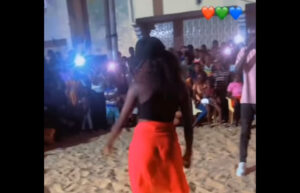 Avec un pagne orange transparent, une casquette et un crop-top noirs, cette fille casse internet avec son leumbeul « Thiouroura ». Regardez!