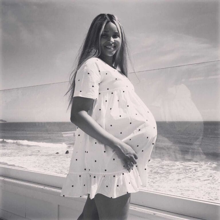 Ciara dévoile son Baby Bump : Les photos enchantent les fans