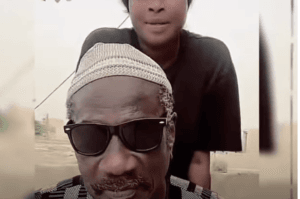(Vidéo) – Ndeye Gueye bénie par son père sur Tik Tok
