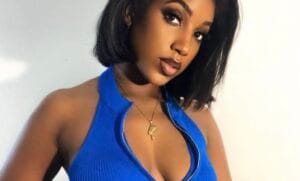 (04 Photos) – Crop top bleu, se!ns à l’air: Aissatou de la série « cœurs brisés » affole la toile.