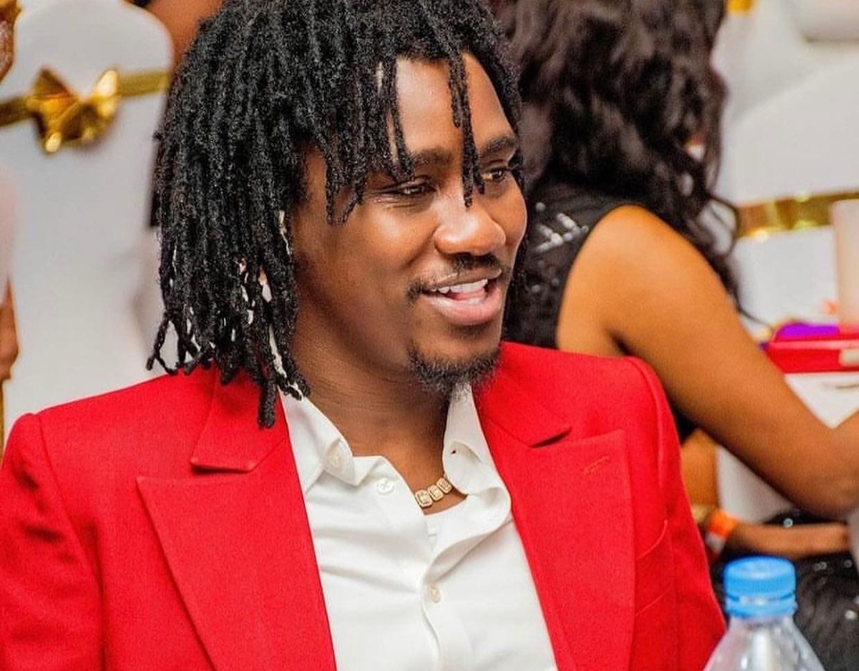 Beauté, charme et sourire : Wally Ballago Seck blanchit le rouge