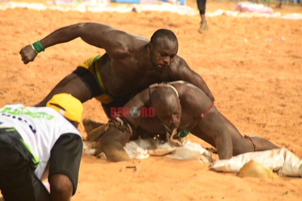 (Vidéo)- Modou Lo plaque au sol Ama Baldé et lui ass£ne 50 coups de poings au visage