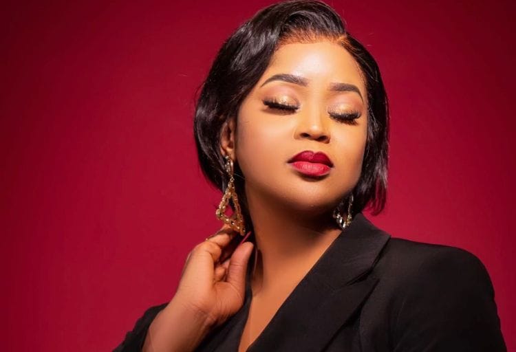 (Photos)- L’actrice Nabou rayonnante avec son make up validé.
