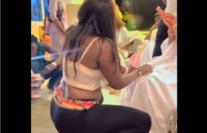 Perles autour des reins, leggings noir et crop-top beige, la danse sensuelle de Awa Banaya allume la toile. Regardez