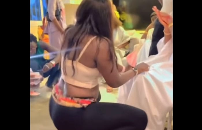 Perles autour des reins, leggings noir et crop-top beige, la danse sensuelle de Awa Banaya allume la toile. Regardez