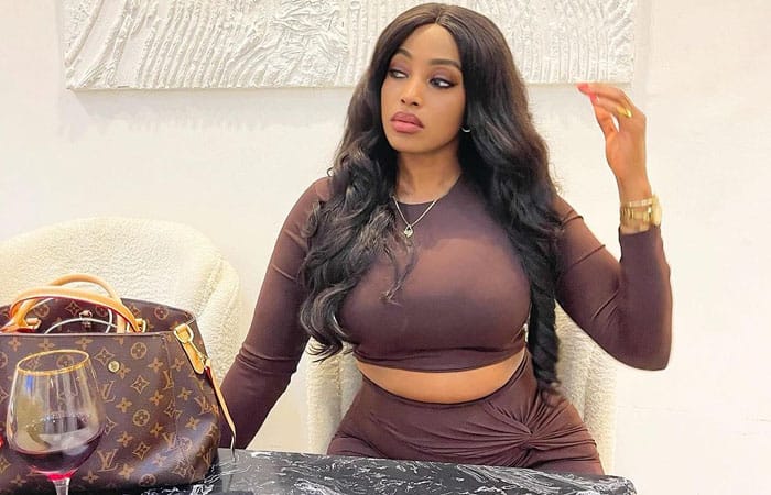 Sur sa chaise, en ensemble crop-top jupe marron à fente osée, Abidémi Awotale fait fondre la toile (Photos)