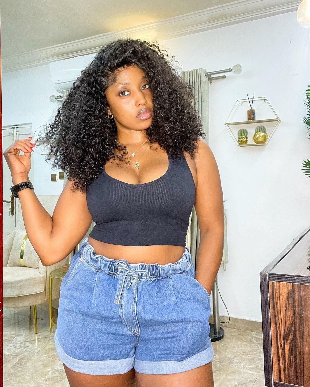 Abidemi Awotale outrageusement glamour, elle ose le short en jean et le crop-top noir. La toile sublimée (Photos)
