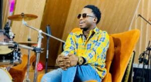 (04 Photos) – Nouveau look: Sidy Diop brille dans son studio.