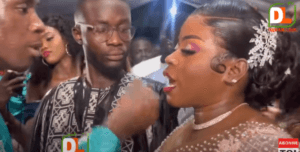(Vidéo) : – Le mari de Maman Vulgaire crée une bonne ambiance au mariage