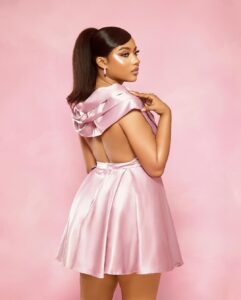 (05 photos) – Anniversaire : Racky Aïdara en mini robe décolletée s&rsquo;affiche très glamour