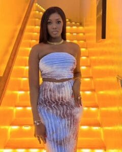 Fanta Niang de CŒURS BRISÉS scintillante dans un ensemble jupe crop-top. La toile sublimée (Photos)