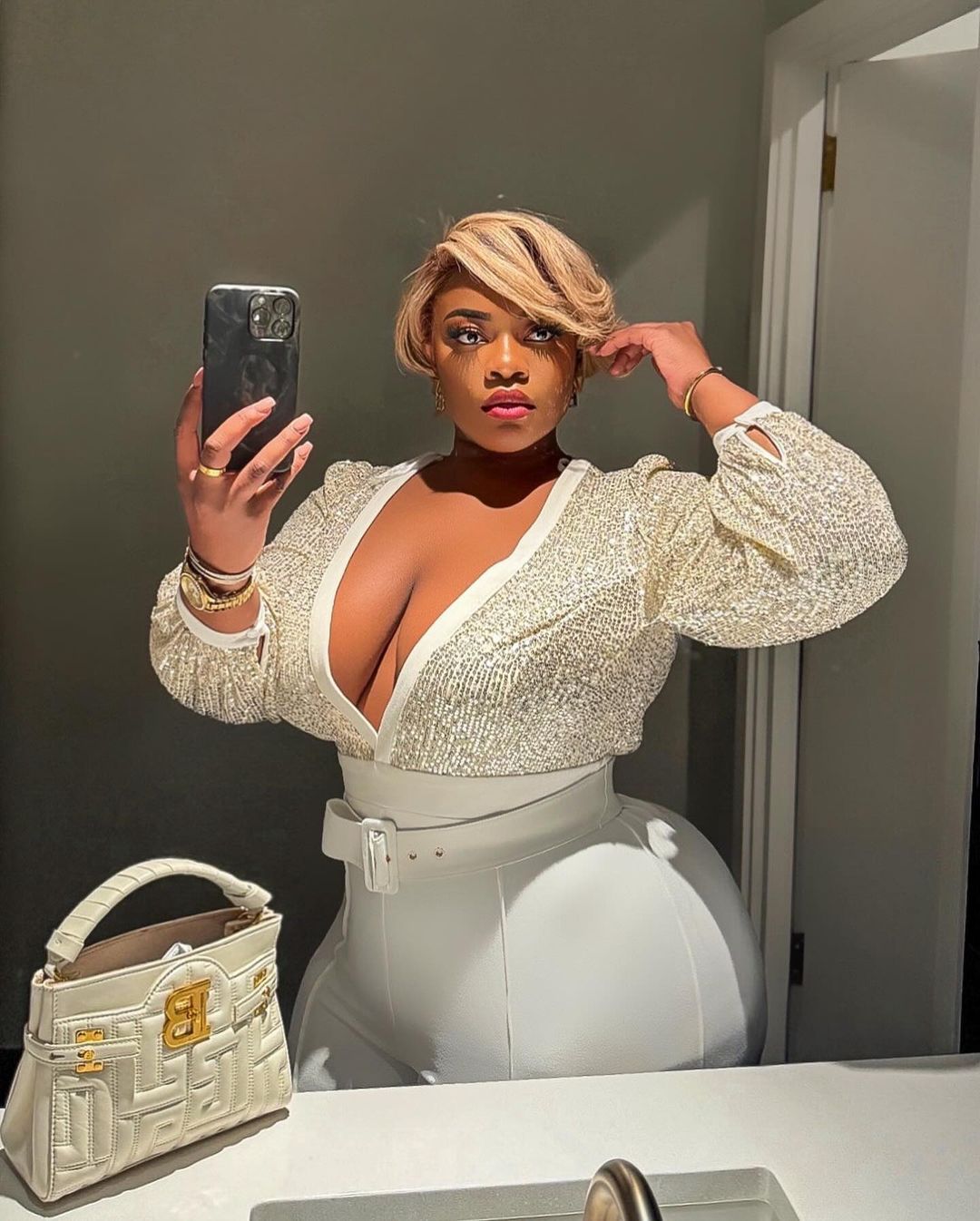 En deux photos, Alexise Letoh coupe internet (Photos)