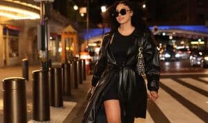 (Photos)- Canon en mini-robe et manteau en cuir, Amy Lea fait sensation aux États Unis