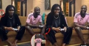 (Vidéo) – Quand Waly Seck humilie Abba en playstation. A mourir de rire…
