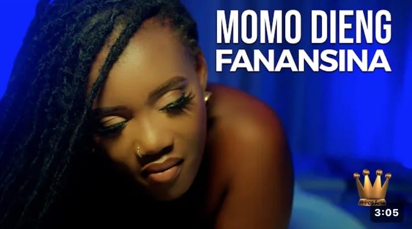 (Clip officiel) – Momo Dieng touche les cœurs avec ce magnifique clip « Fanansina ».