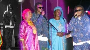 (Vidéo) – Concert TRG: Oothentik Zeus fait une belle présentation avec sa mère.